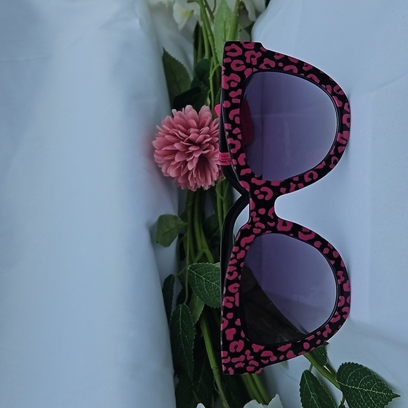 Betsey Johnson Accessories - BETSEY JOHNSON LARGE SUNGLASSES